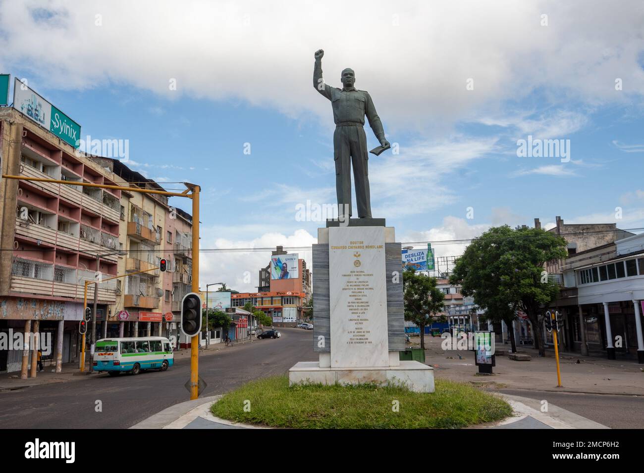 Eduardo Chivambo Mondlane, el símbolo de la resistencia mozambiqueña: Estatua lo representa sosteniendo un libro y el puño levantado Foto de stock
