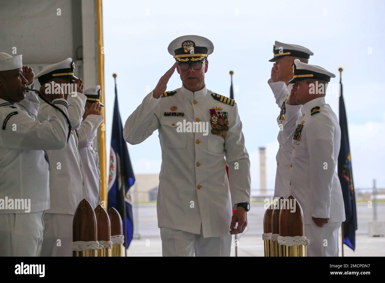 EE.UU El Capitán de Marina Steven J. Stasick, oficial saliente del Cuerpo de Marines de la OICC, sale de la ceremonia de cambio de mando del Cuerpo de Marines de la OICC, celebrada en la Base de la Fuerza Aérea Andersen, Guam, el 8 de julio de 2022. En 2016, el Cuerpo de Marines de la OICC Marianas fue establecido para apoyar la Iniciativa de Revisión de Políticas de Defensa en la supervisión del programa de construcción de $8,7 mil millones, con $3,1 mil millones proporcionados por el Gobierno de Japón, para construir el Campo Base del Cuerpo de Marines Blaz y otras instalaciones en Guam. Hasta la fecha, el comando ha supervisado la finalización de 18 proyectos val Foto de stock