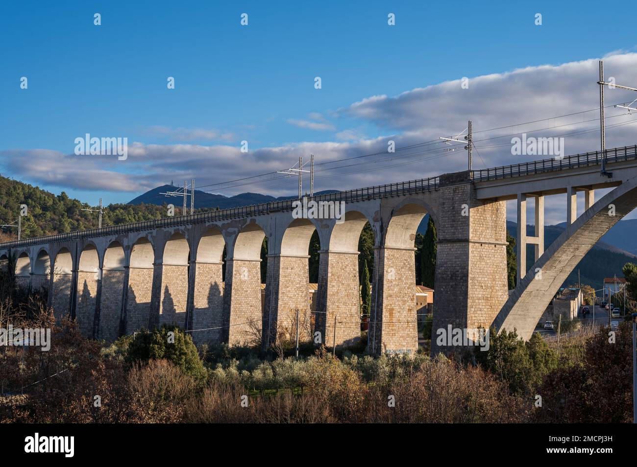 Isernia, Molise, Italia. Puente ferroviario Santo Spirito. Ver Foto de stock