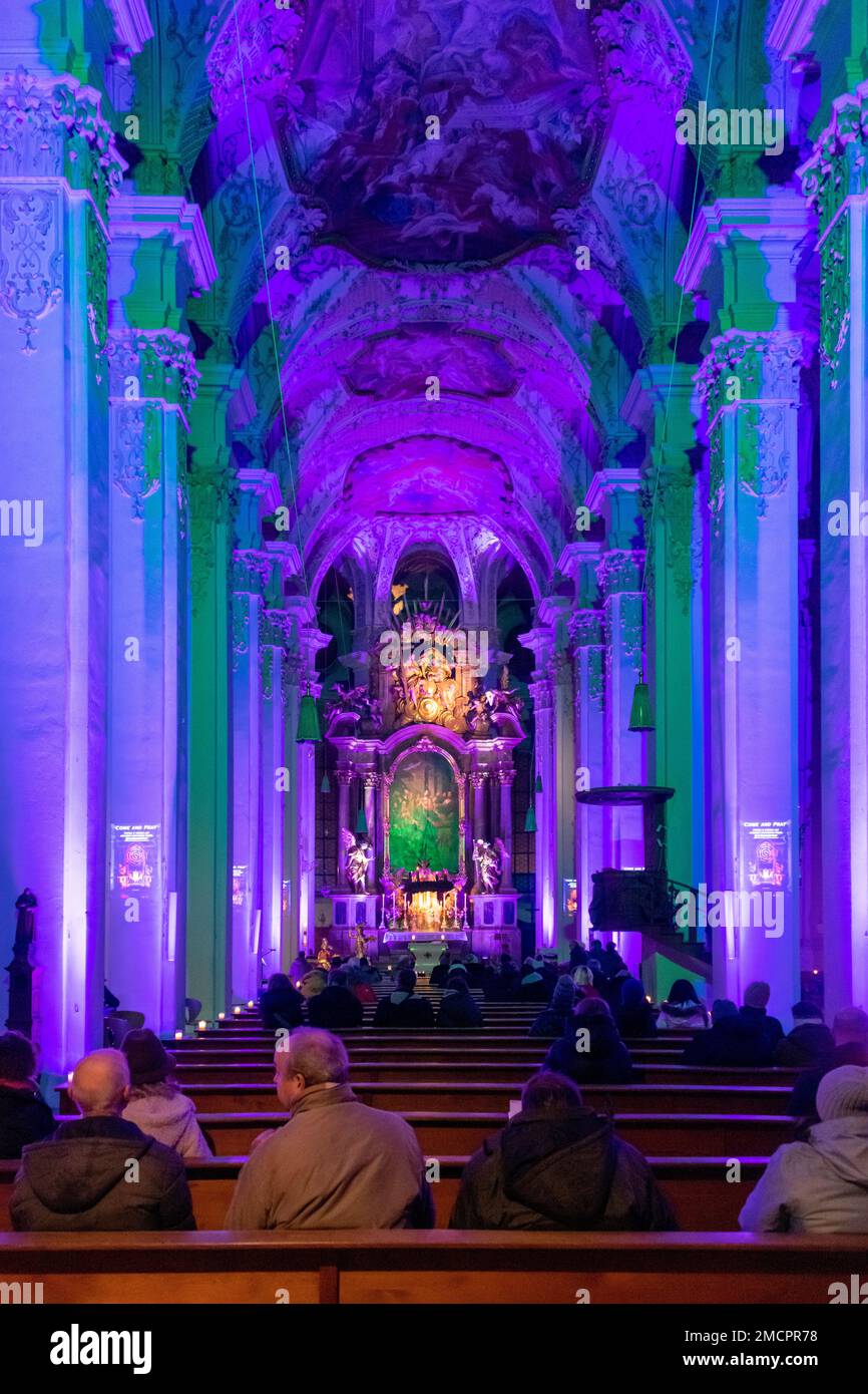 Interior de la Iglesia del Espíritu Santo Heilig-Geist-Kirche en Navidad en Munich Foto de stock
