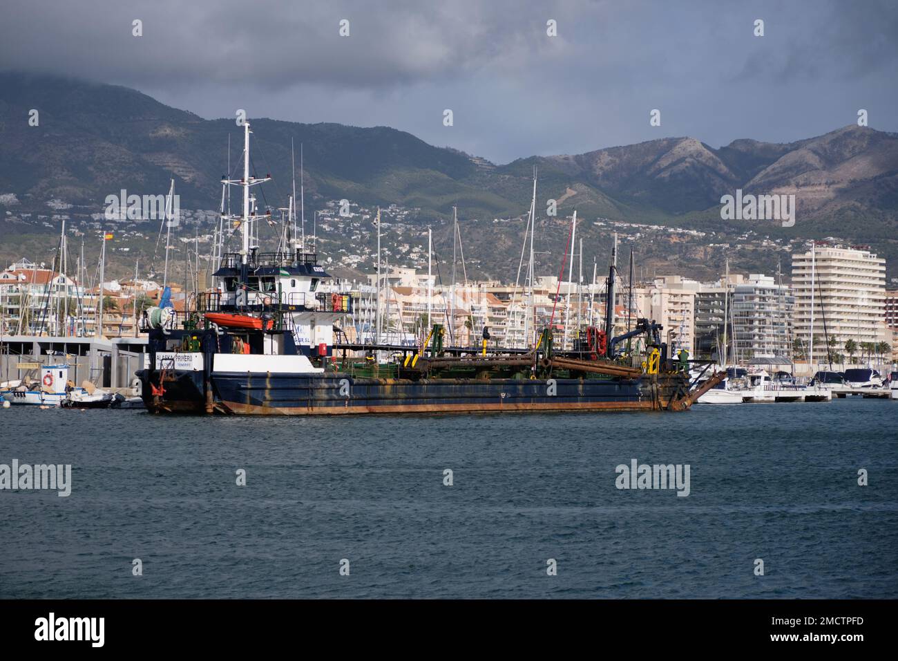 Dragadora de motor Alaska 1º amarrada en el puerto de Fuengirola, Málaga,  España Fotografía de stock - Alamy