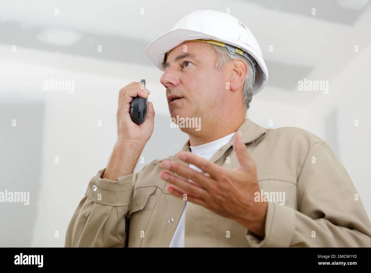 Un generador de hablar en un walkie-talkie Fotografía de stock - Alamy