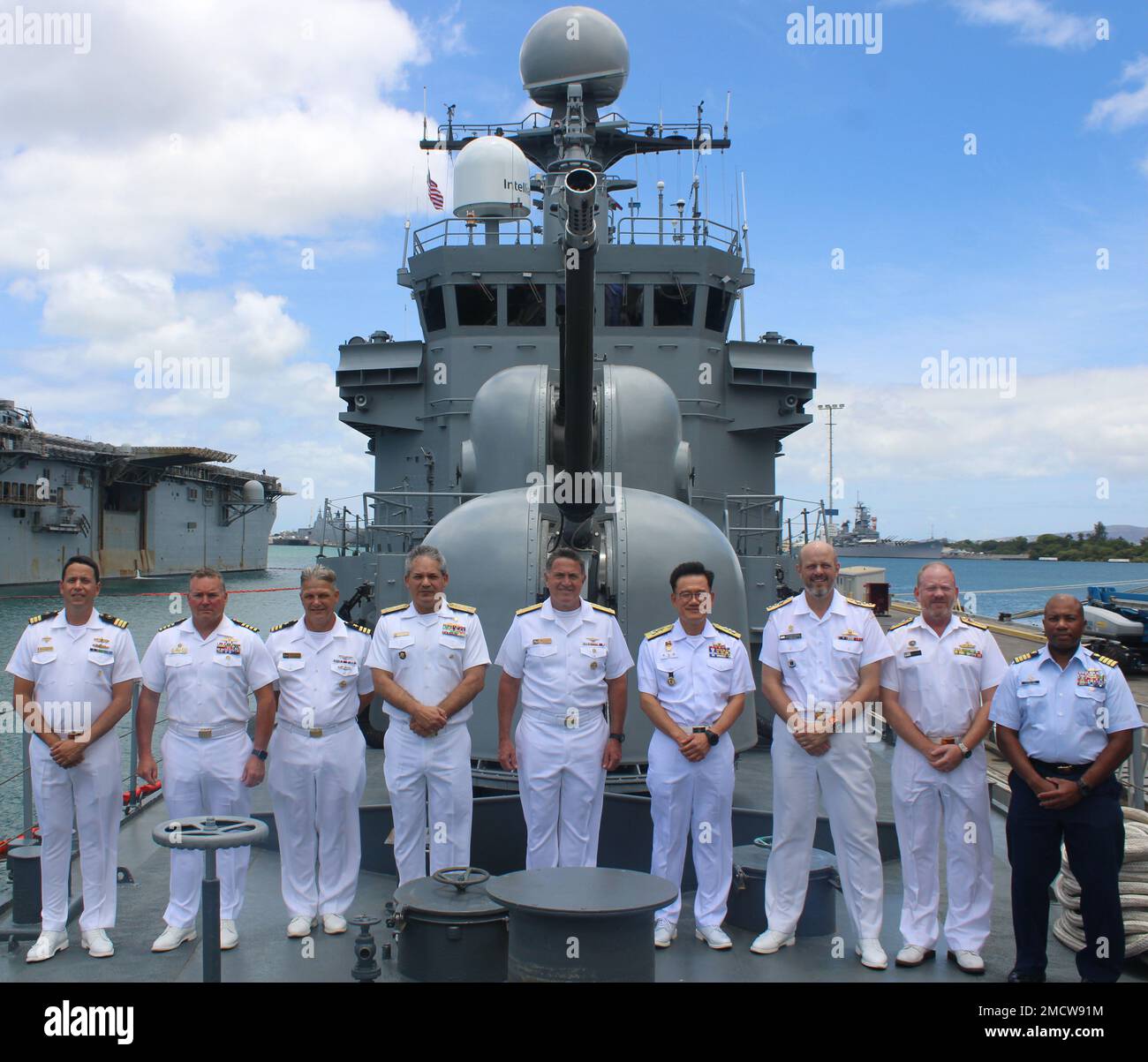 220710-N-N0842-1004-PE PEARL HARBOR (10 de junio de 2022) – Líderes  superiores de las marinas de Perú, República de Corea, Canadá real,  Australia real y Estados Unidos posan para una foto a bordo