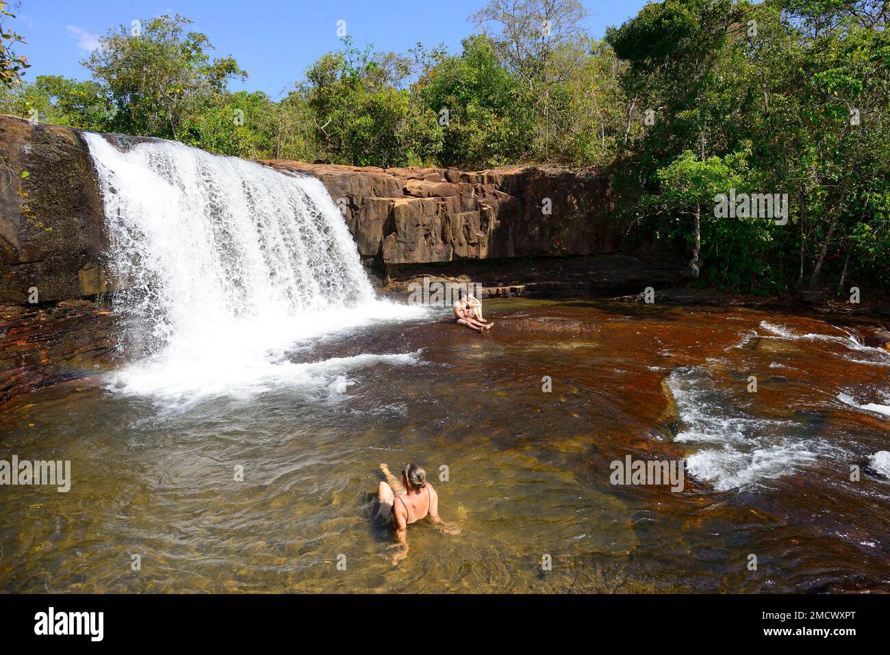 Bañistas en la cascada Cachoeira da Martinha, NP Chapada dos Guimarães, Mato Grosso, Brasil, América del Sur Foto de stock
