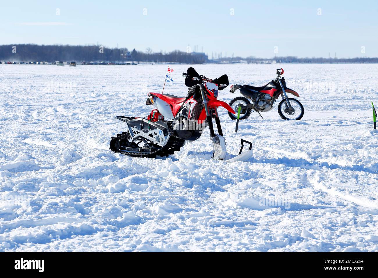 Motocicleta en hielo fotografías e imágenes de alta resolución - Alamy