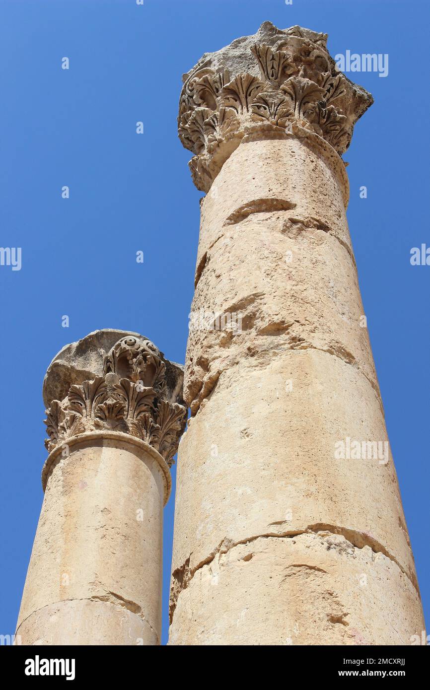Columnas en la antigua ciudad romana de Jerash, Jordania Foto de stock