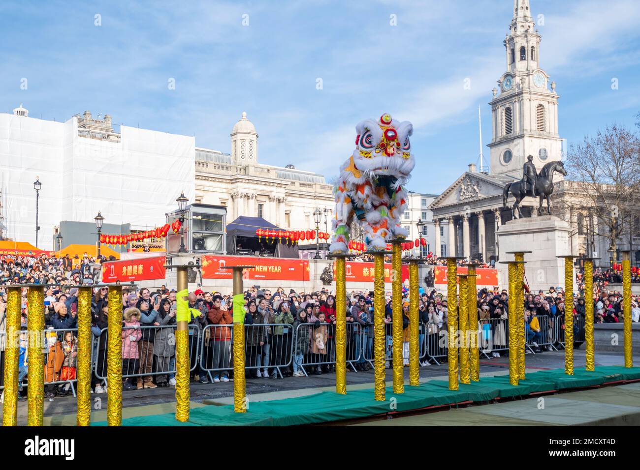 Londres, Reino Unido. 22 de enero de 2023. Los hermanos Chen realizan una  danza del león volador en Trafalgar Square, parte de la celebración más  grande fuera de Asia para el Festival