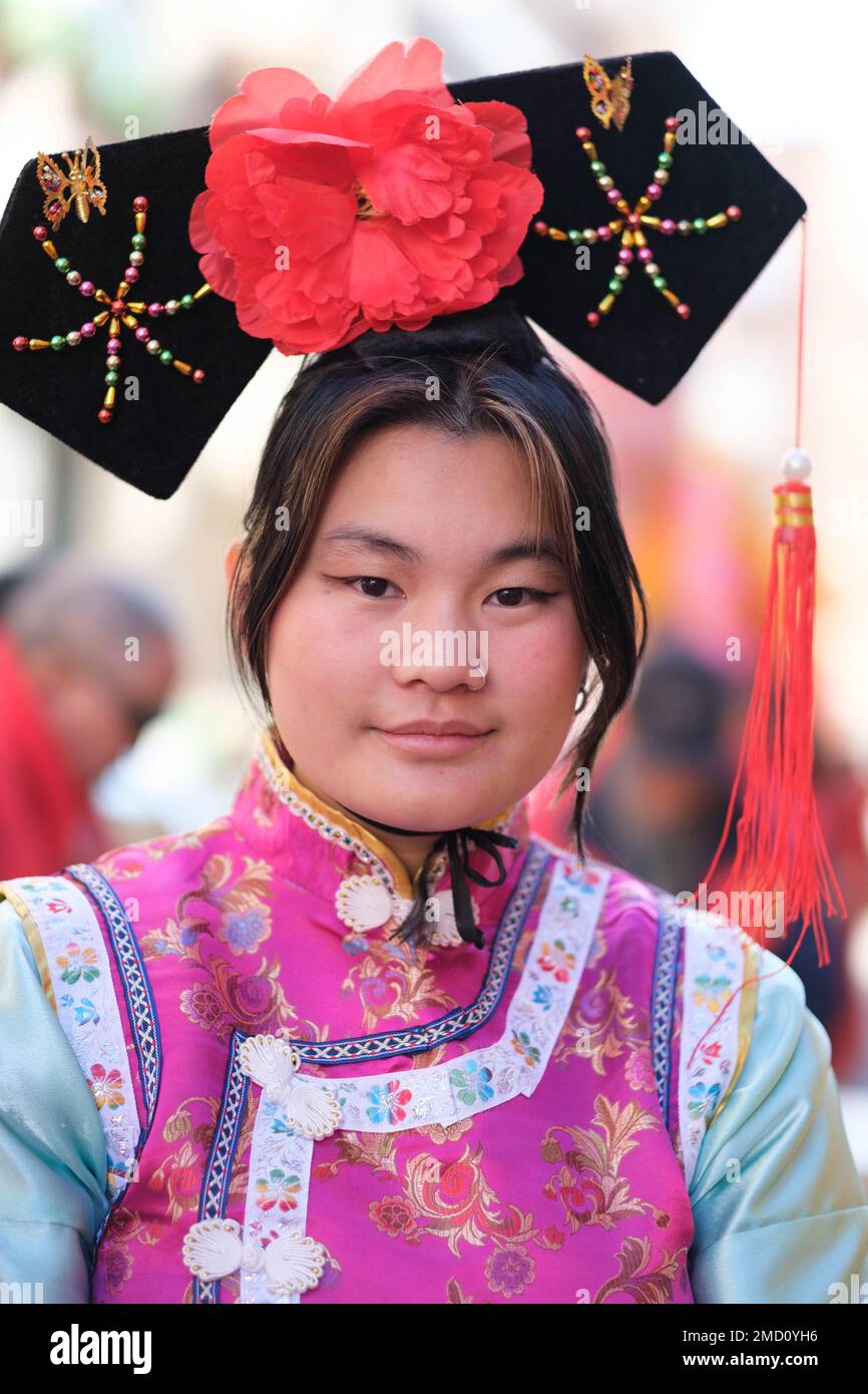 Una mujer de origen chino vestida con un traje tradicional durante la  celebración del desfile de Año Nuevo Chino en Madrid. Con más de 4.000 años  de antigüedad, es la fiesta más