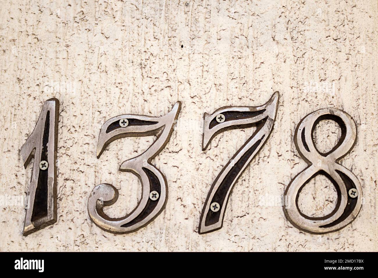 Goiania, Goiás, Brasil – 11 de enero de 2023: Número mil trescientos setenta y ocho, en metal clavado a la pared de un edificio. 1378. Foto de stock