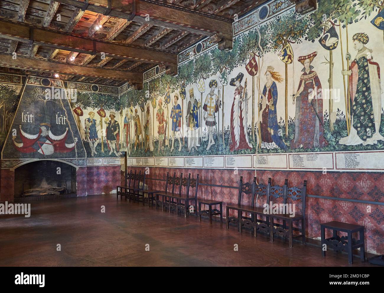 Manta, Itaky - 14 de octubre de 2018: Los frescos en el Salón Baronial del palacio del siglo XVI de Valerano Saluzzo Della Manta conocido como Castello D Foto de stock