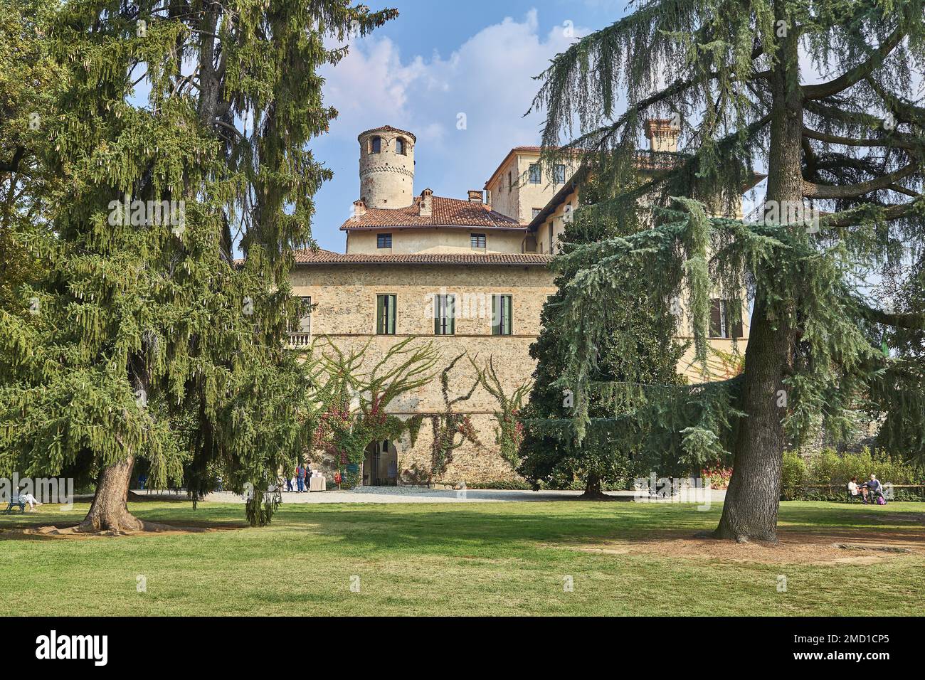 Manta, Itaky - 14 de octubre de 2018: El palacio del siglo XVI de Valerano Saluzzo Della Manta conocido como Castello Della Manta, visto desde la fachada Foto de stock