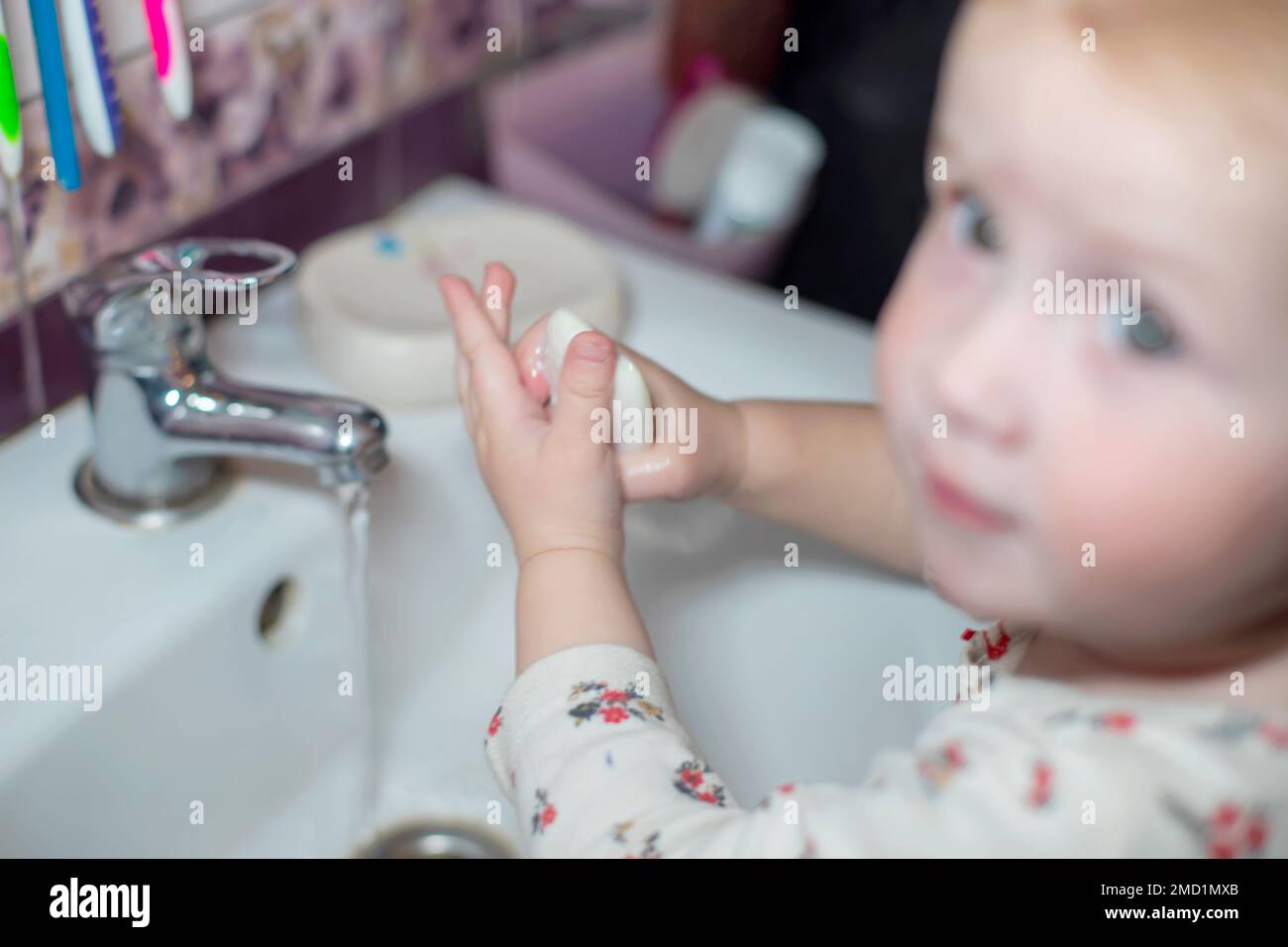 Woman child face wash fotografías e imágenes de alta resolución - Alamy