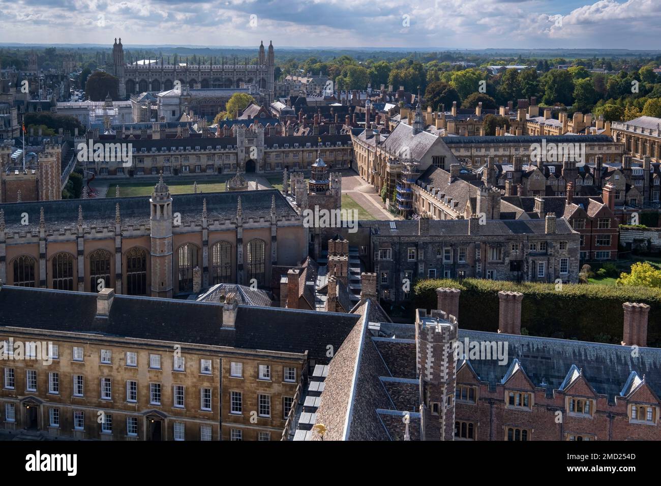 Vista elevada a través de Trinity College hacia Kings College Chapel, Universidad de Cambridge, Cambridge, Cambridgeshire, Inglaterra, REINO UNIDO Foto de stock