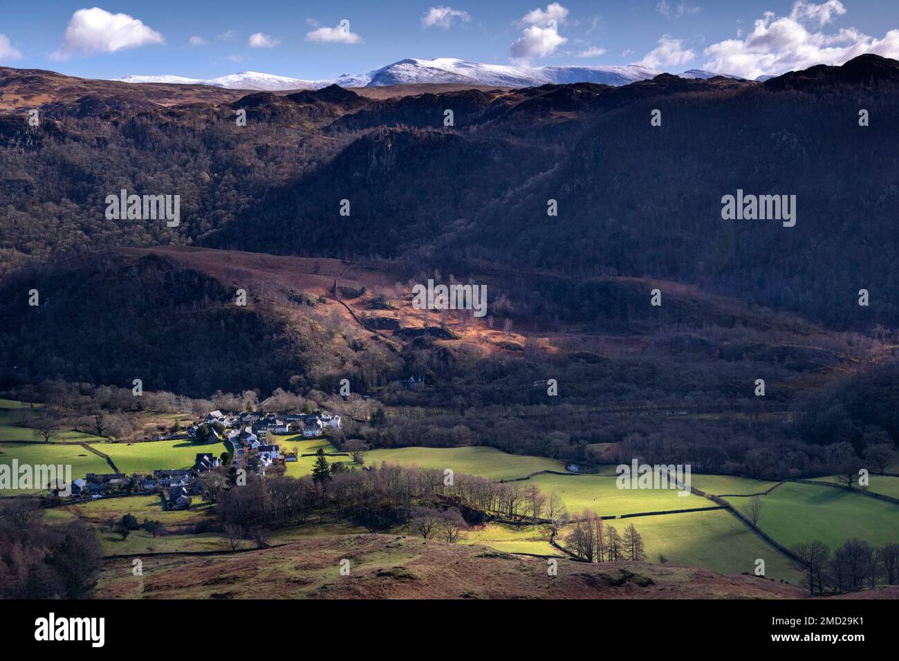 Pueblo de Grange y el valle de Borrowdale respaldado por Watendlath Fells y Helvellyn Range, Lake District National Park, Cumbria, Inglaterra, Reino Unido Foto de stock