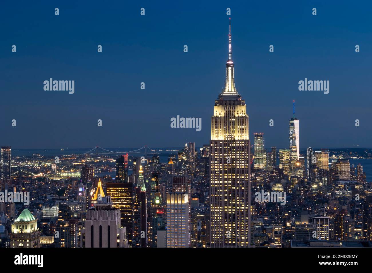 El Empire State Building & Lower Manhattan en la noche, Nueva York, EE.UU. Foto de stock
