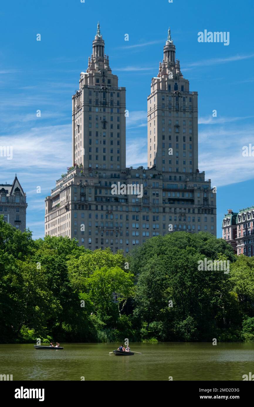 Torres Gemelas del Edificio San Remo en Central Park West, sobre Central Park Lake, Nueva York, Nueva York, Estados Unidos Foto de stock