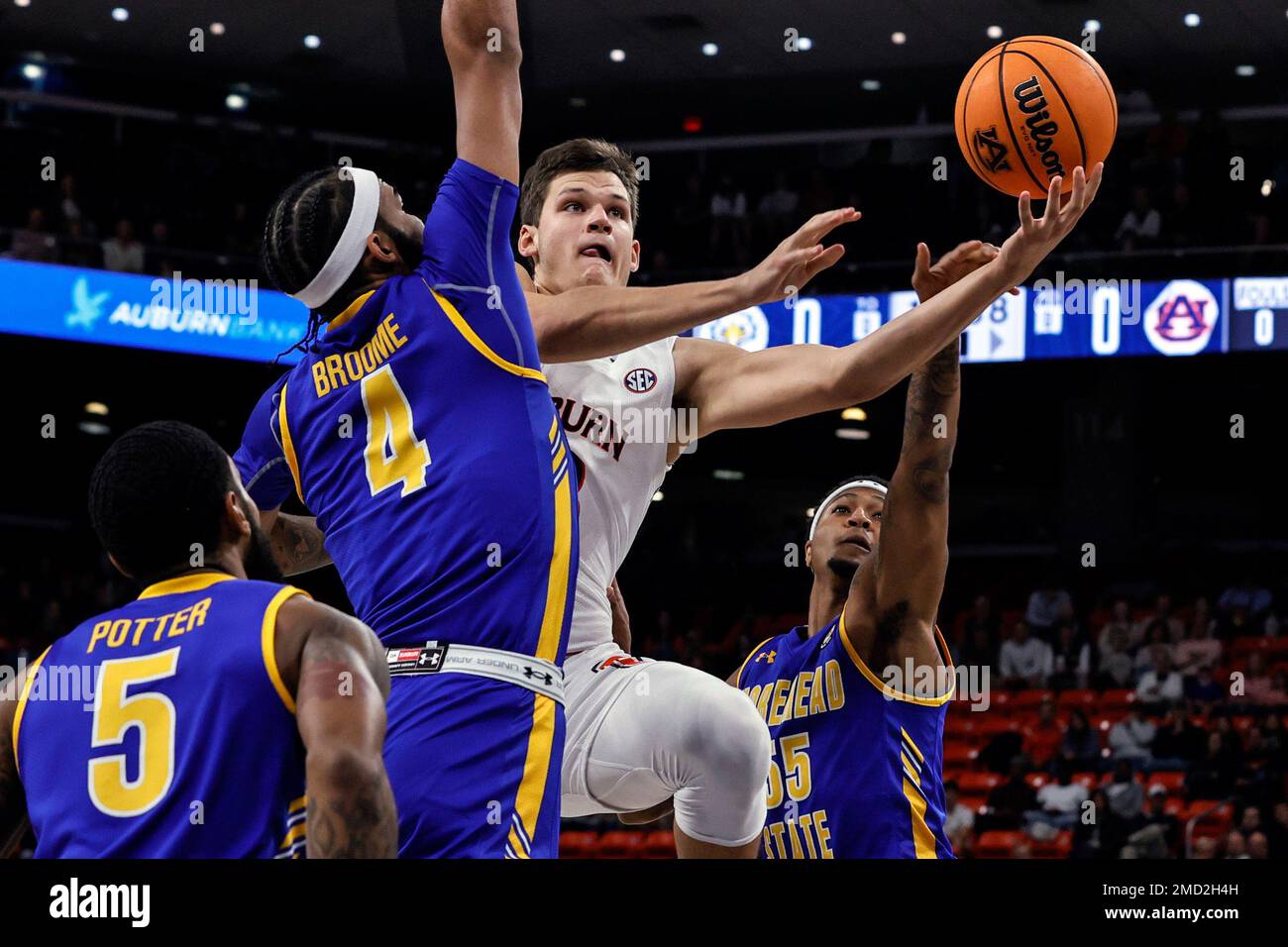 Auburn forward Walker Kessler (13) goes up for a shot around Morehead