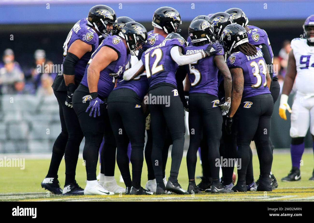 Green Bay Packers players huddle up during an NFL football game against the  Washington Commanders, Sunday, October 23, 2022 in Landover. (AP  Photo/Daniel Kucin Jr Stock Photo - Alamy