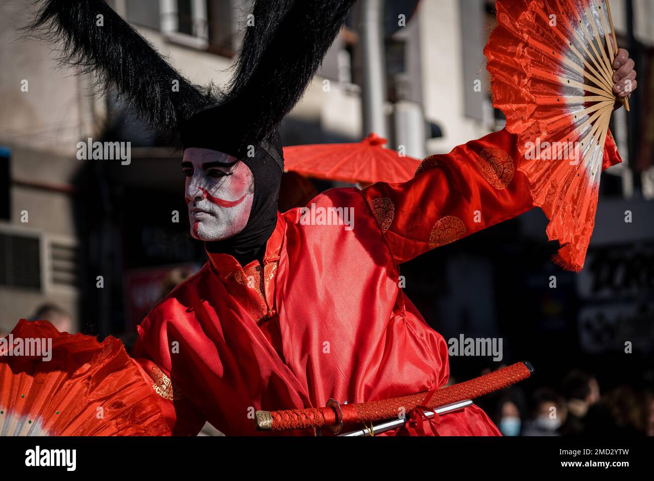 Un hombre disfrazado participa en la danza tradicional del festival del Año  Nuevo Chino en la calle Marcelo de Usera. La comunidad migrante china en  Madrid celebra la fiesta de primavera en