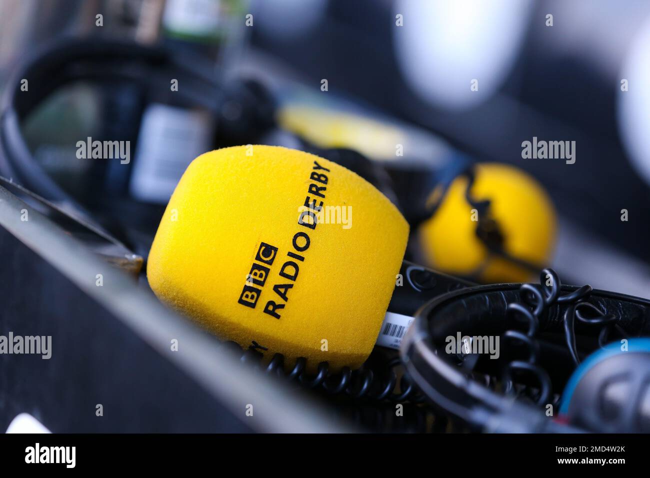 Un micrófono de BBC Radio Derby en la caja de prensa antes del partido de  Sky Bet League One en el Pride Park Stadium, Derby. Fecha de la foto:  Sábado 21 de