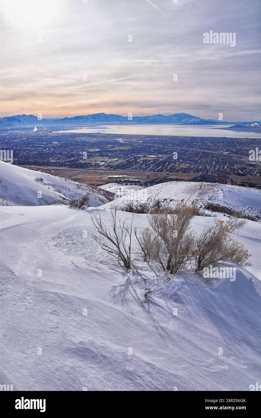 Maack Hill Sensei trail vistas del valle de las montañas nevadas en Lone Peak Wilderness Wasatch Rocky Mountains, Utah. EE.UU. Foto de stock