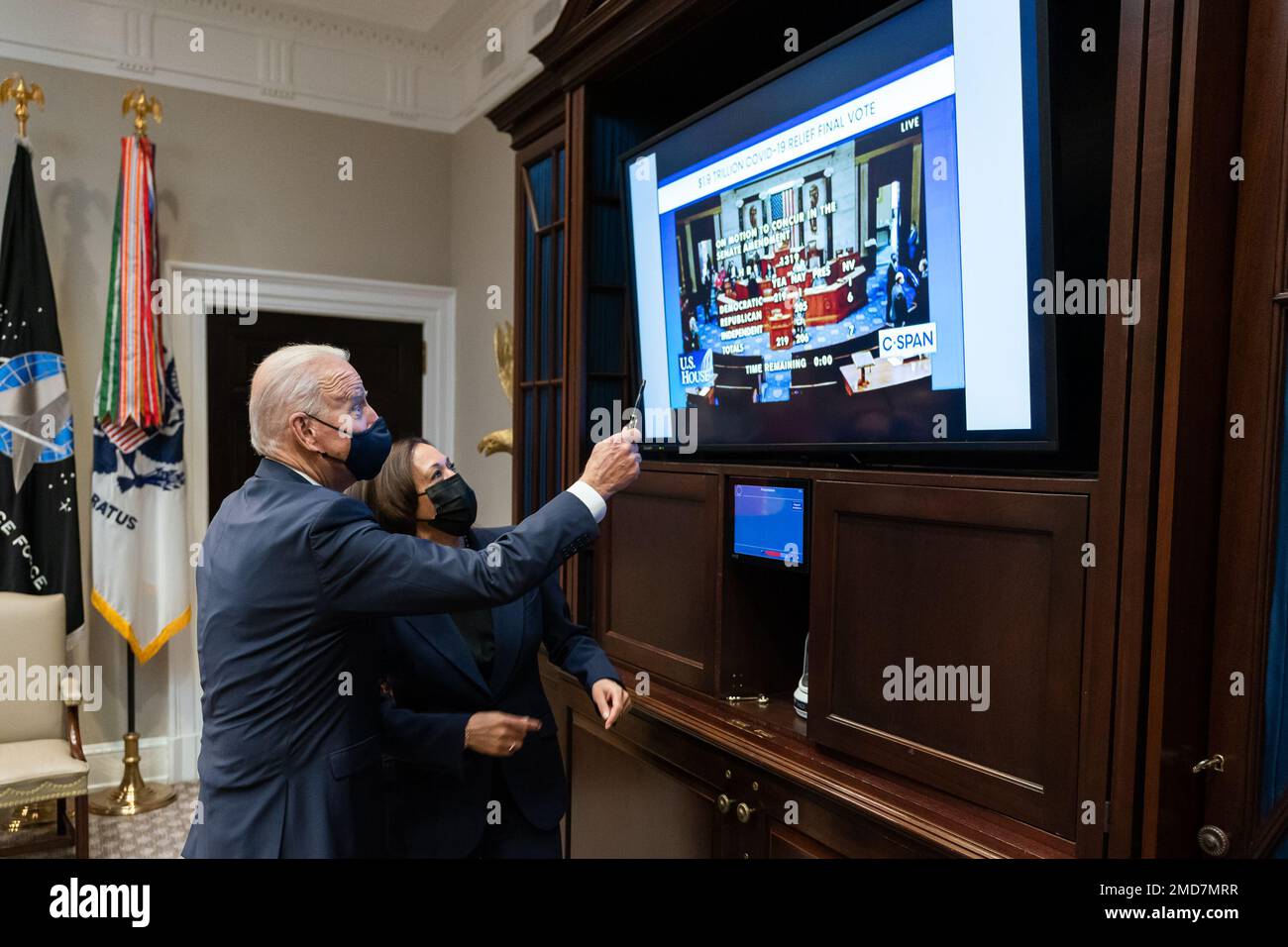 Reportaje: El presidente Joe Biden y la vicepresidenta Kamala Harris observan cómo los miembros de la Cámara votan sobre el proyecto de ley de alivio COVID-19 del presidente, el Plan de Rescate Americano el miércoles 10 de marzo de 2021, desde la Sala Roosevelt de la Casa Blanca. Foto de stock