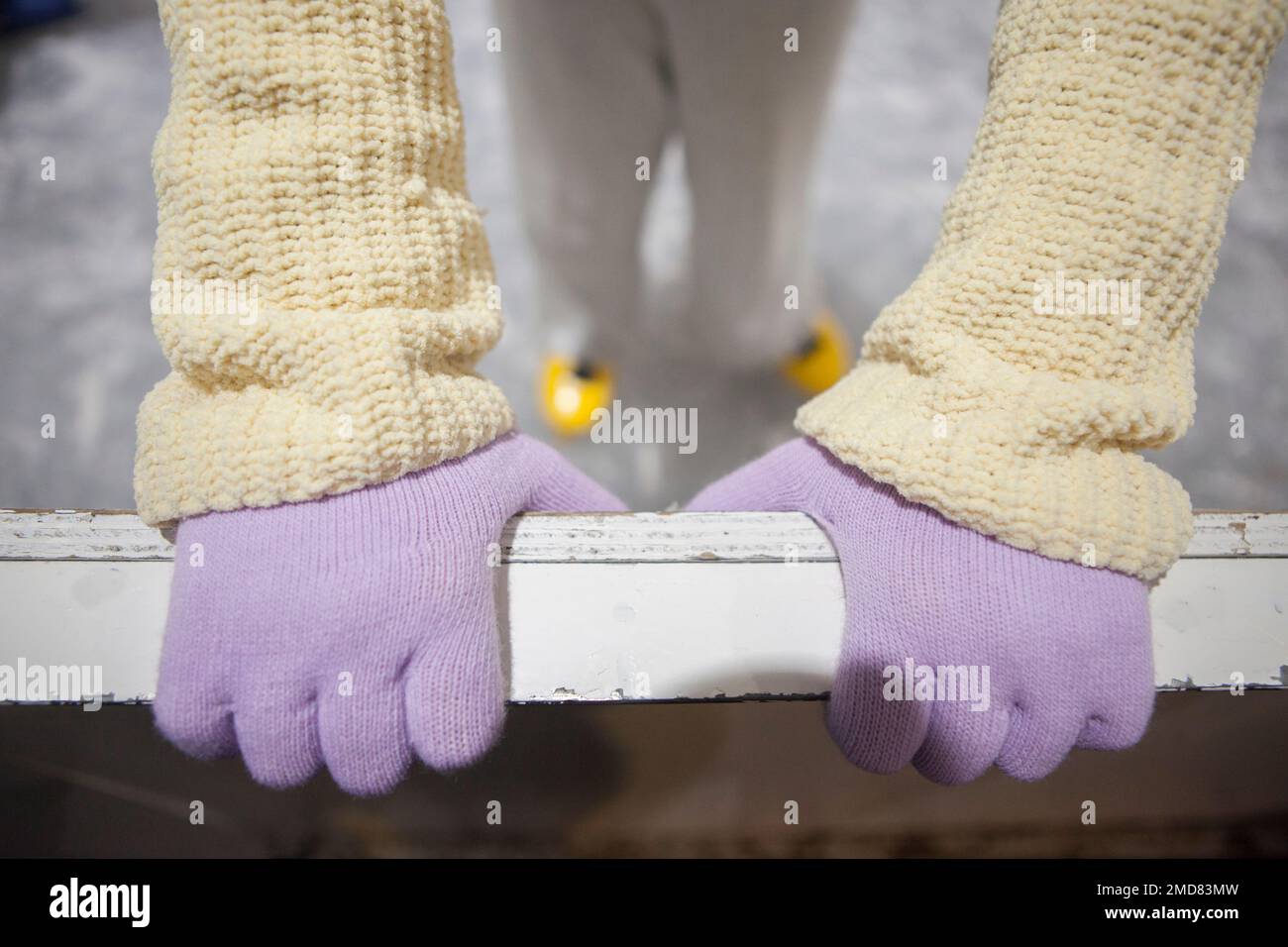 Desgaste del niño - guantes de lana aislado sobre fondo blanco
