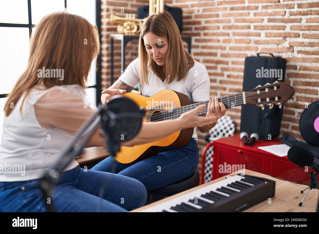 Madre e hija músicos que tienen clase de guitarra española en el estudio de  música Fotografía de stock - Alamy