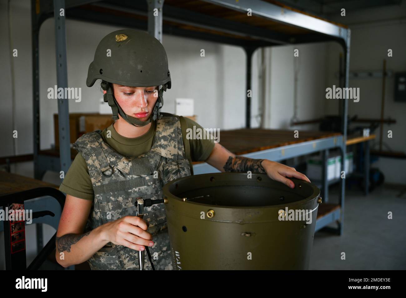 EE.UU El aviador principal de la Fuerza Aérea Laura Wilson, especialista en municiones de 23rd Alas, en la Base Moody de la Fuerza Aérea, aprieta los tornillos en una construcción de munición simulada en el Centro de Entrenamiento de Preparación para Combate, en el Centro de Dominancia Aérea, en Savannah Georgia, el 22 de julio de 2022. La tienda de municiones del ala 23rd apoya la bandera Agile 22-2 construyendo municiones que se utilizarán durante el ejercicio de empleo Agile Combat. La reciente transformación del empleo de combate ágil de ACC prepara a los líderes de hoy para las rápidas decisiones operativas y las órdenes de tipo de misión necesarias para ganar contra adversarios de pares. Foto de stock