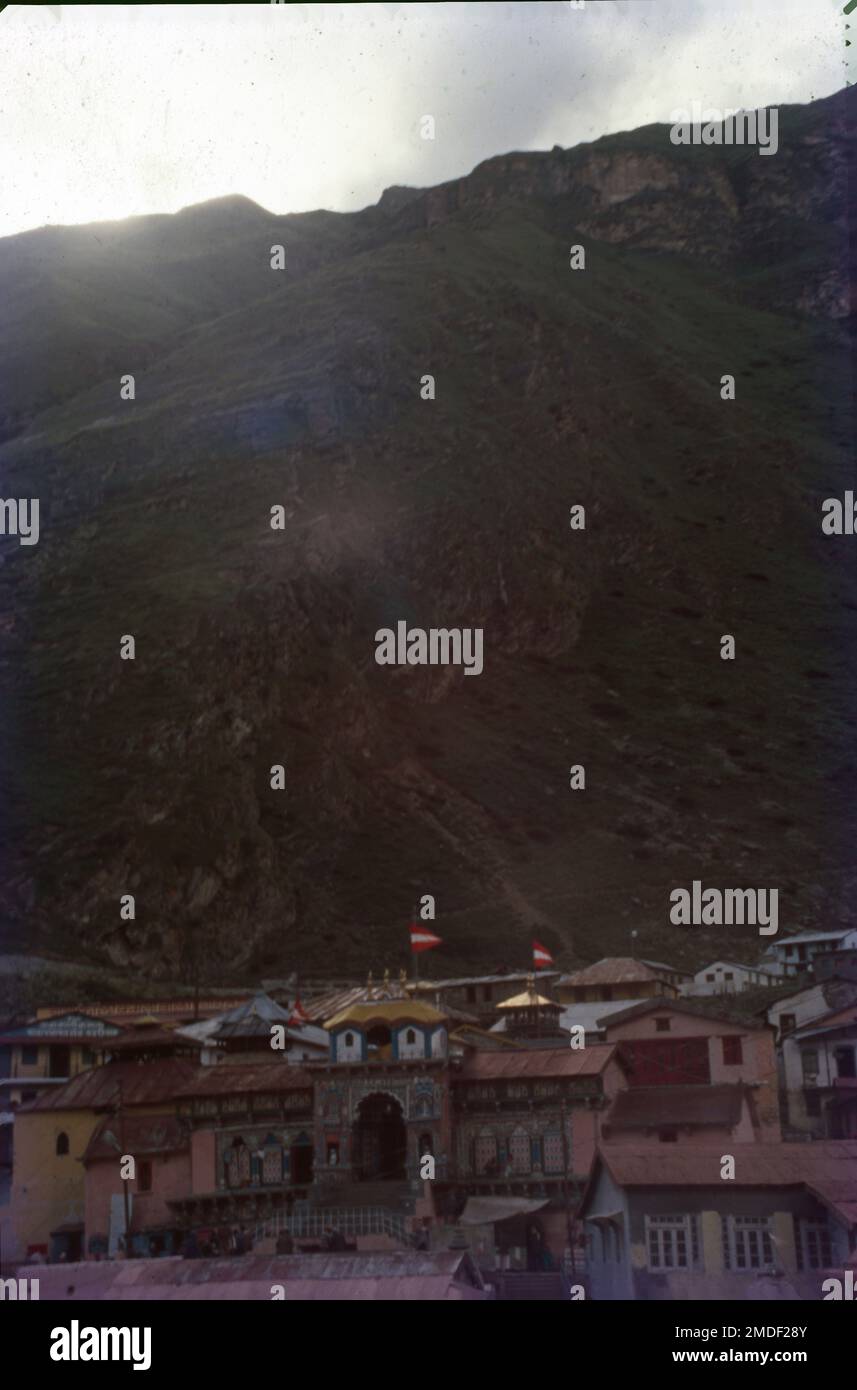 Badrinath o Badrinarayana Temple es un templo hindú dedicado a Vishnu. Está situado en la ciudad de Badrinath en Uttarakhand, India. El templo es también uno de los 108 Divya Desams dedicados a Vishnu - santuarios sagrados para Vaishnavas - que es adorado como Badrinath. Foto de stock