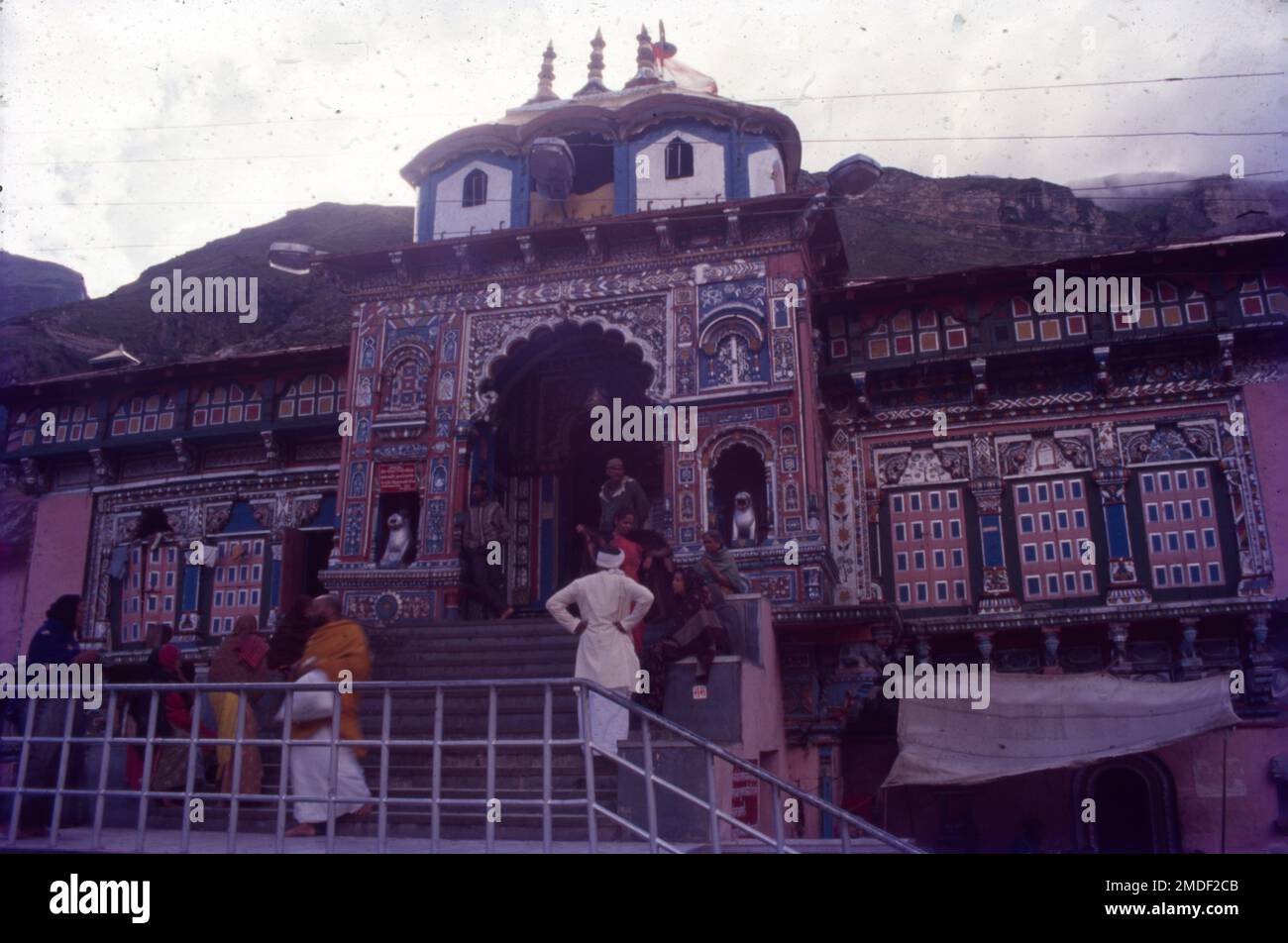 Badrinath o Badrinarayana Temple es un templo hindú dedicado a Vishnu. Está situado en la ciudad de Badrinath en Uttarakhand, India. El templo es también uno de los 108 Divya Desams dedicados a Vishnu - santuarios sagrados para Vaishnavas - que es adorado como Badrinath. Foto de stock