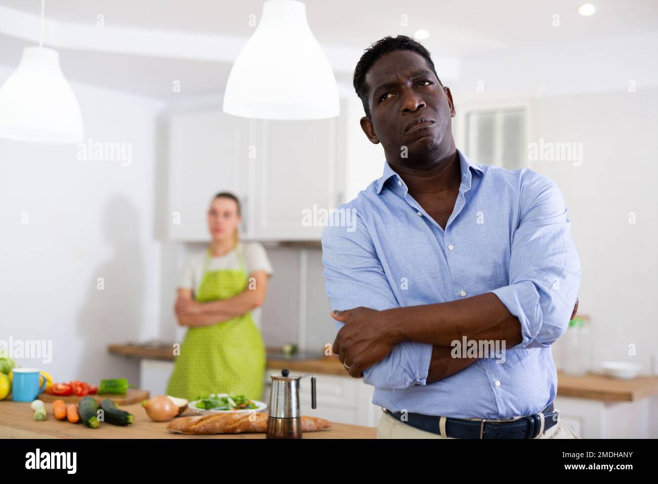 La esposa no está contenta con su esposo. Pelea familiar en la cocina Foto de stock