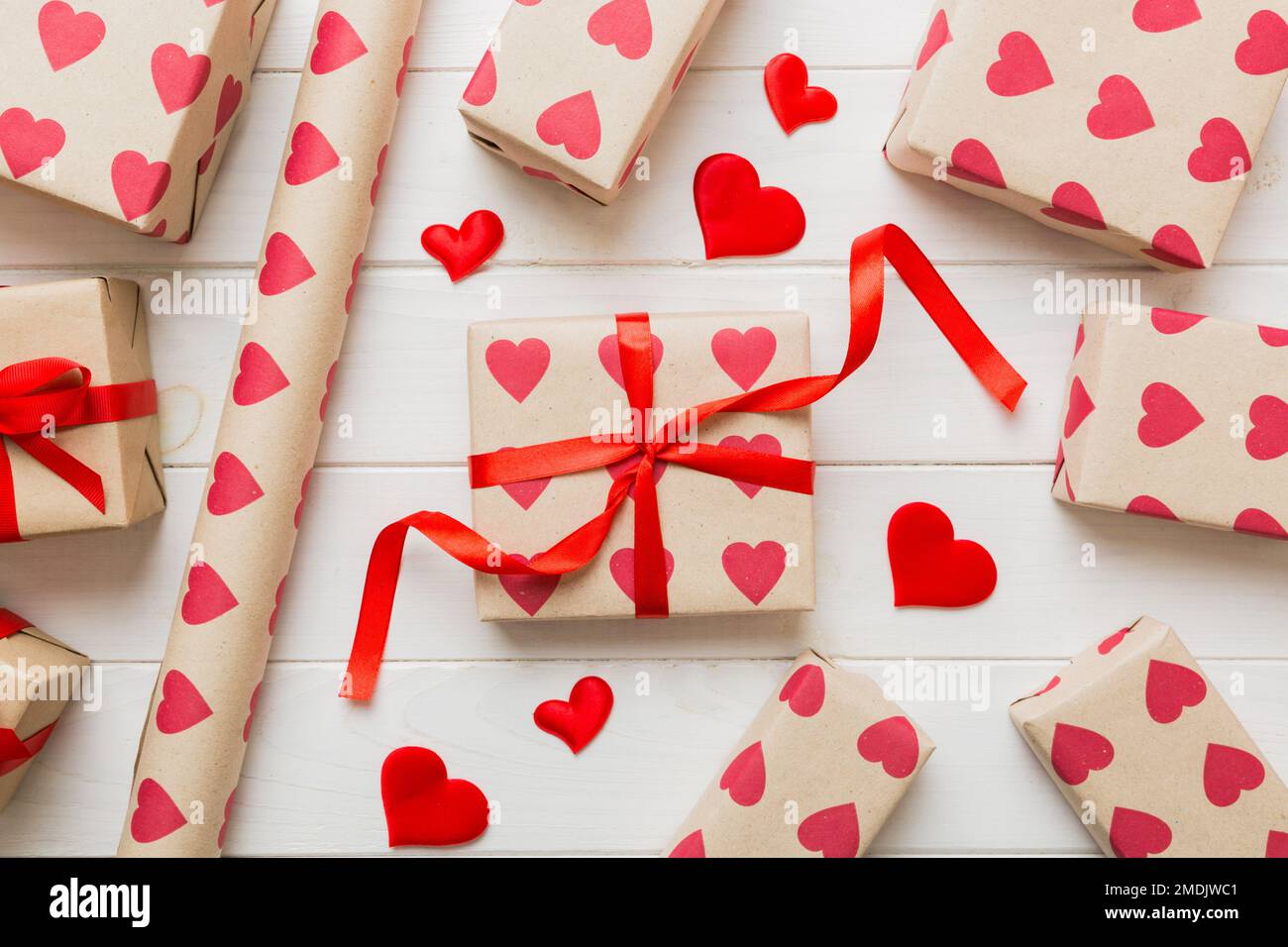 Caja de regalo creativa con decoraciones para las vacaciones, vista  superior. Regalo de cumpleaños y San Valentín Fotografía de stock - Alamy