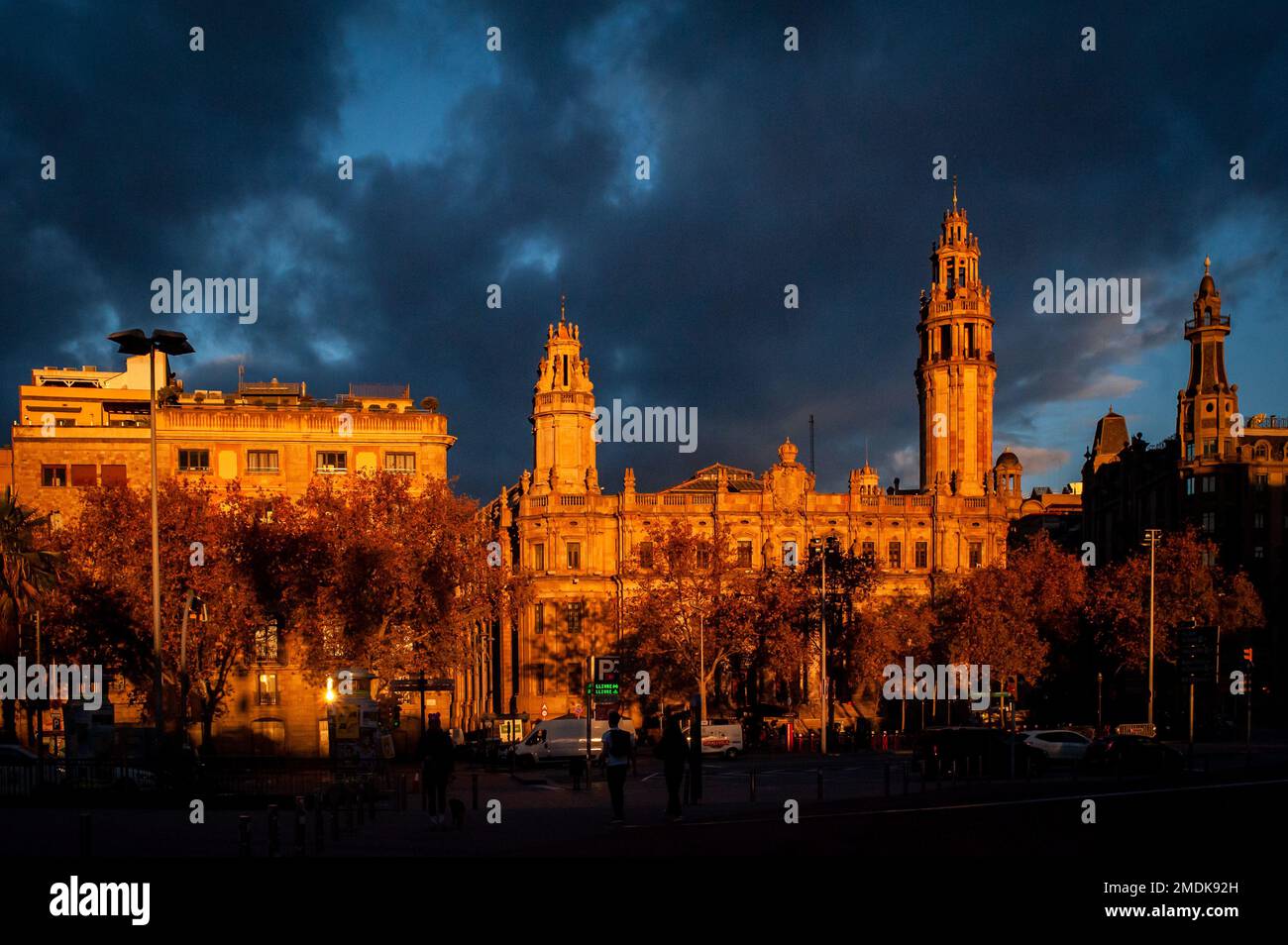 Edificio de Correos y Telégrafos en Barcelona, España Foto de stock