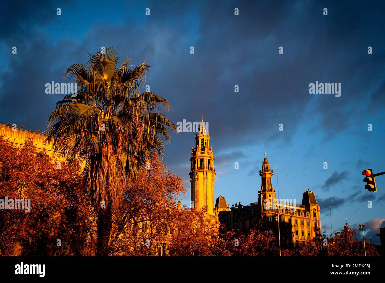 Edificio de Correos y Telégrafos en Barcelona, España Foto de stock