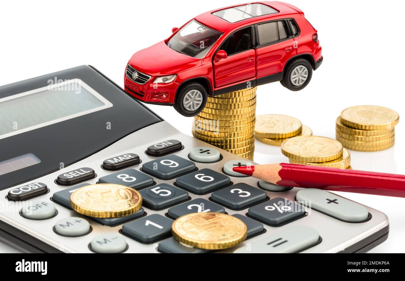 Coche con calculadora y monedas de euro, el cálculo de los costos cor un  coche, componiendo Fotografía de stock - Alamy