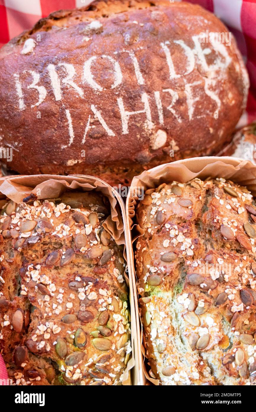 23 de enero de 2023, Berlín: El pan de semilla de calabaza ha sido nombrado  'Pan del Año' en la Semana Verde Internacional. Foto: Fabian Sommer/dpa  Fotografía de stock - Alamy