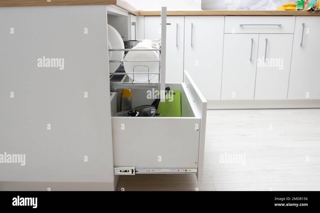 Moderno sistema de cajones deslizantes en la cocina. Producción de muebles  de cocina. Ergonomía y diseño Fotografía de stock - Alamy