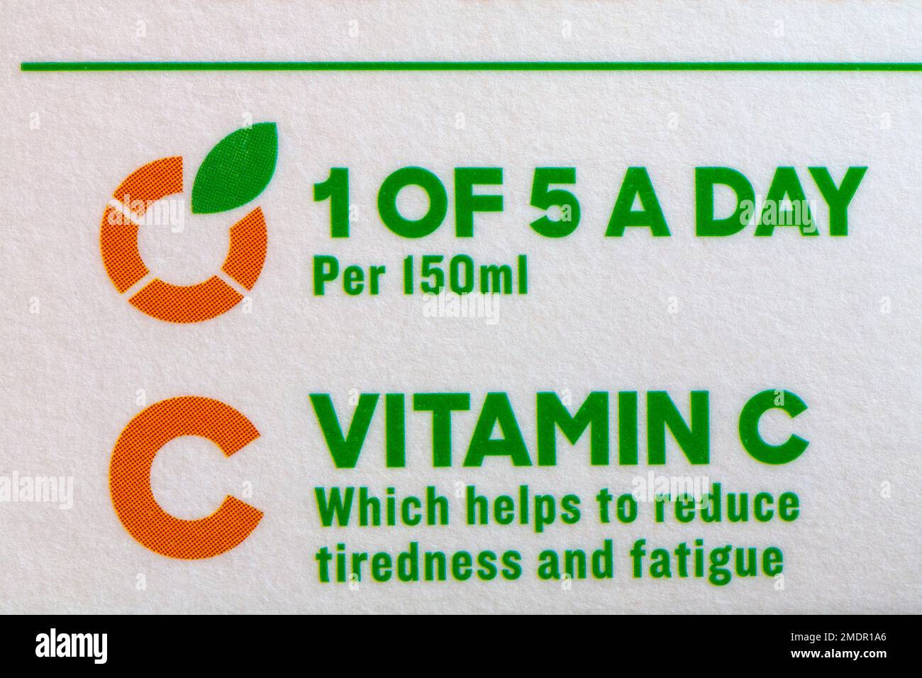 1 de 5 al día vitamina C que ayuda a reducir el cansancio y la fatiga - detalle en el cartón de Tropicana Naranja con trozos extra jugosos de jugo de naranja bebida Foto de stock