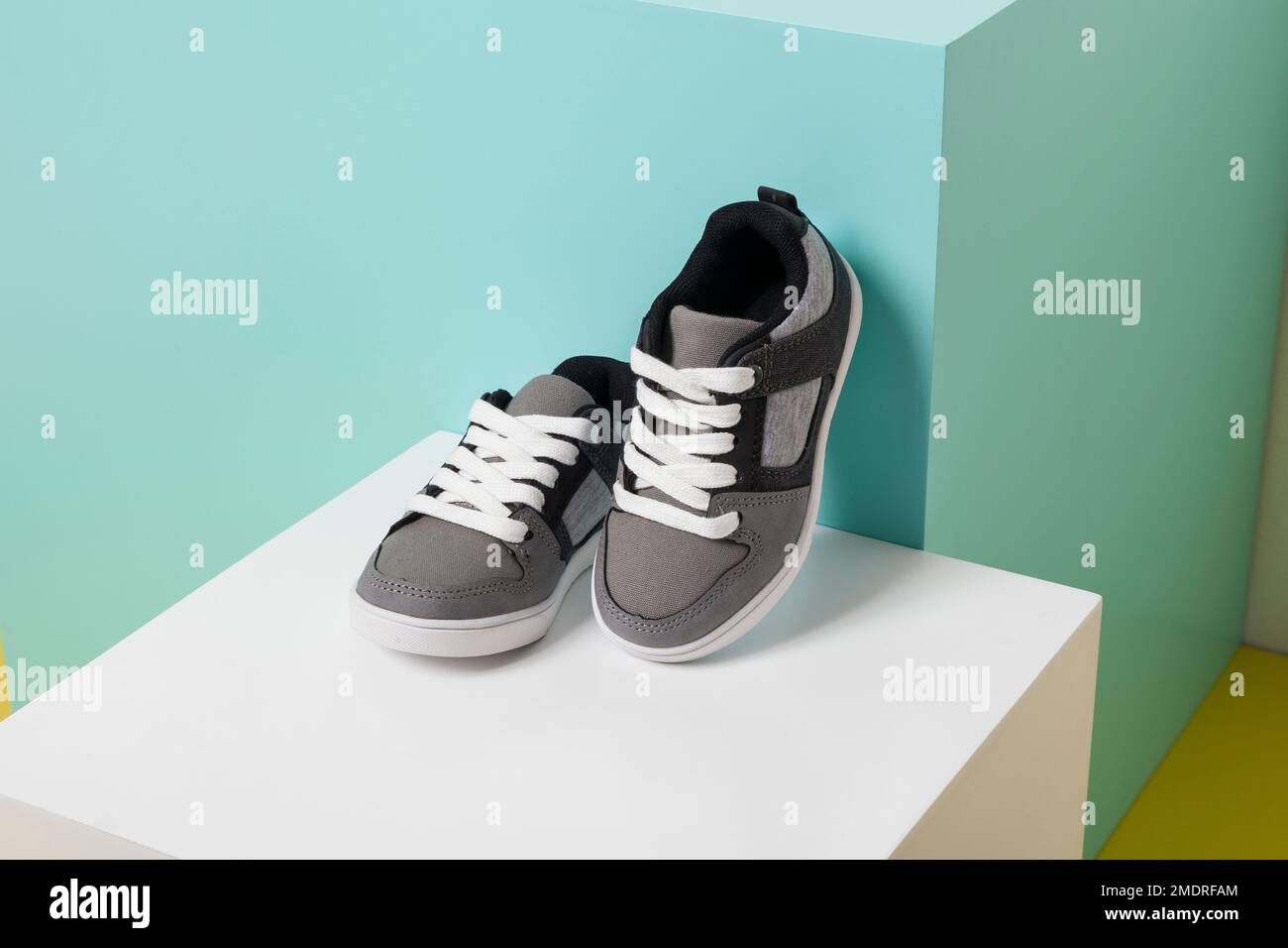 Fabricante intencional Curso de colisión Moda para niños - zapatos deportivos para niños Fotografía de stock - Alamy