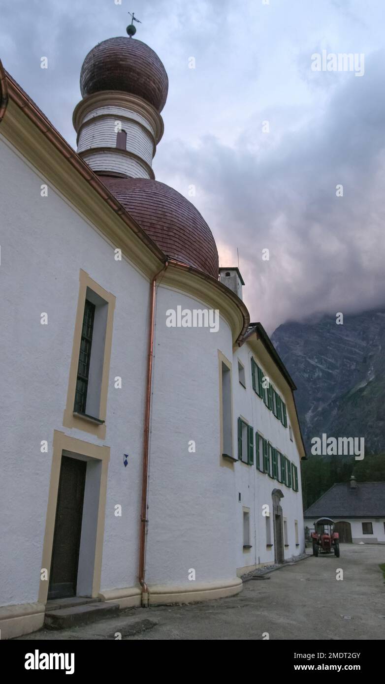 Senderismo en los Alpes, Austria. Senderismo y escalada alrededor del lago de montaña en el valle de la naturaleza verde donde viven las vacas. Hermosas vistas de la montaña y muro de roca Foto de stock