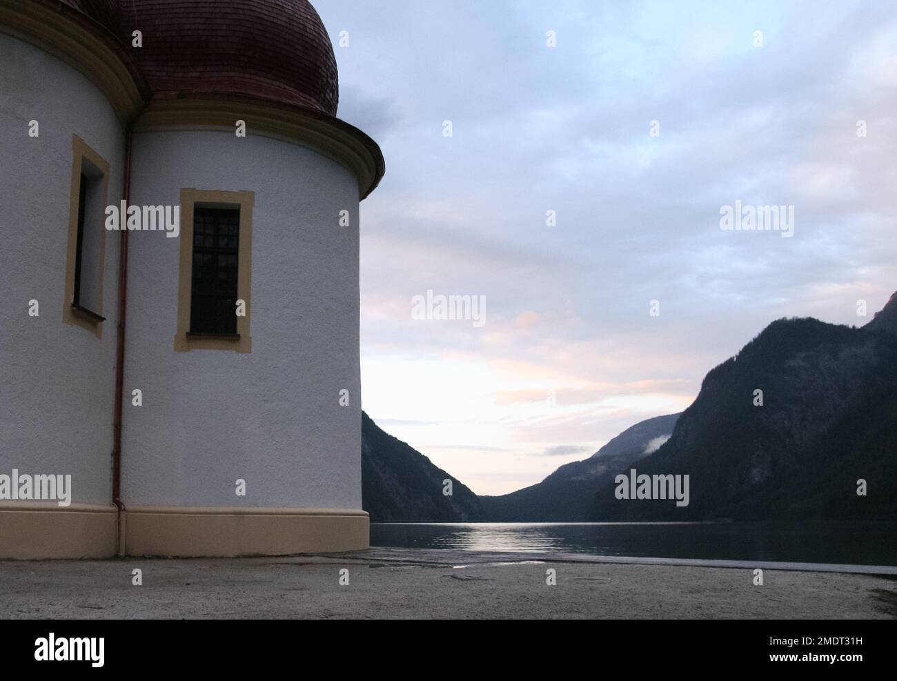 Senderismo en los Alpes, Austria. Senderismo y escalada alrededor del lago de montaña en el valle de la naturaleza verde donde viven las vacas. Hermosas vistas de la montaña y muro de roca Foto de stock