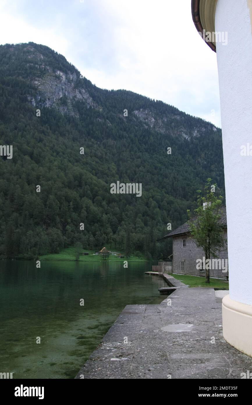 Senderismo en los Alpes, Austria. Senderismo y escalada alrededor del lago de montaña en el valle de la naturaleza verde donde viven las vacas. Hermosas vistas de la montaña y muro de roca Foto de stock