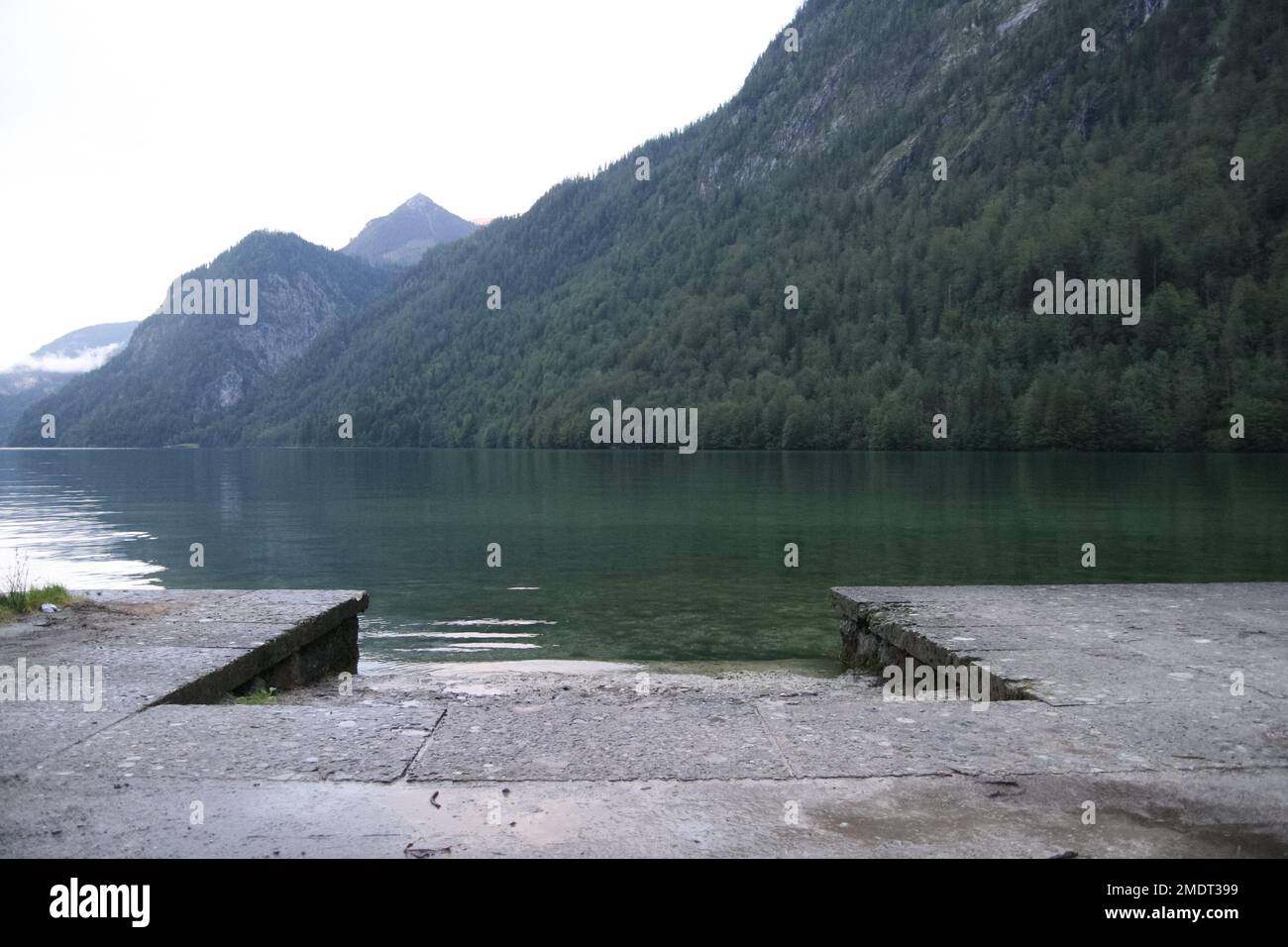 Senderismo en los Alpes, Austria. Senderismo y escalada alrededor del lago de montaña en el valle de la naturaleza verde donde viven las vacas. Hermosas vistas de la montaña y muro de roca Foto de stock