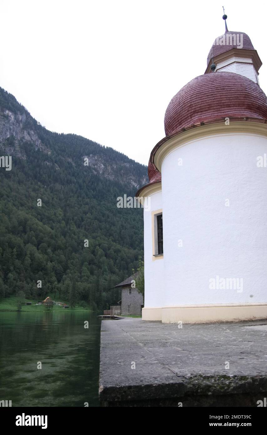 Senderismo en los Alpes, Austria. Senderismo y escalada alrededor del lago de montaña en el valle de la naturaleza verde donde viven las vacas. Hermosas vistas de la montaña y muro de roca Foto de stock