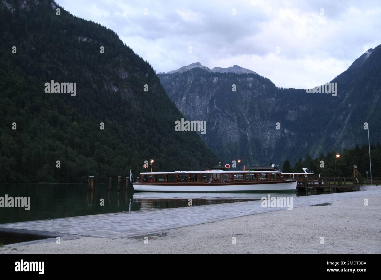 Senderismo en los Alpes, Austria. Senderismo y escalada alrededor del lago de montaña en el valle de la naturaleza verde donde viven las vacas. Hermosas vistas de la montaña y muro de roca Foto de stock