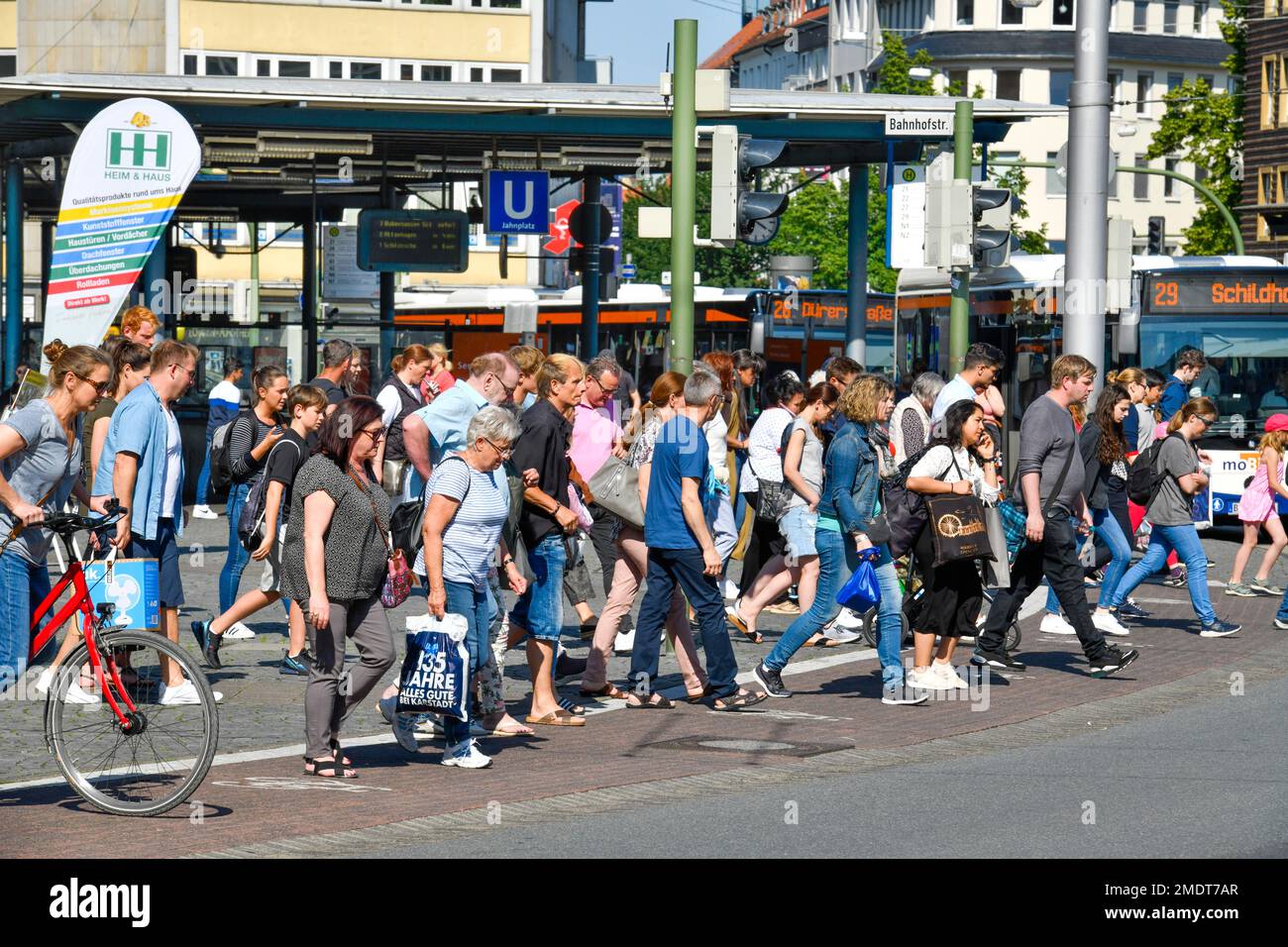 Paso de peatones, Jahnplatz, Bielefeld, Renania del Norte-Westfalia, Alemania Foto de stock