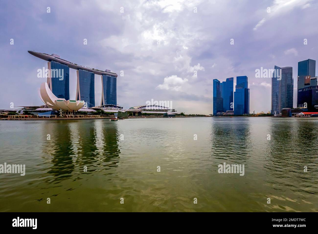 Vista del horizonte de Singapur y del hotel Marina Bay Sands. Singapur. Foto de stock