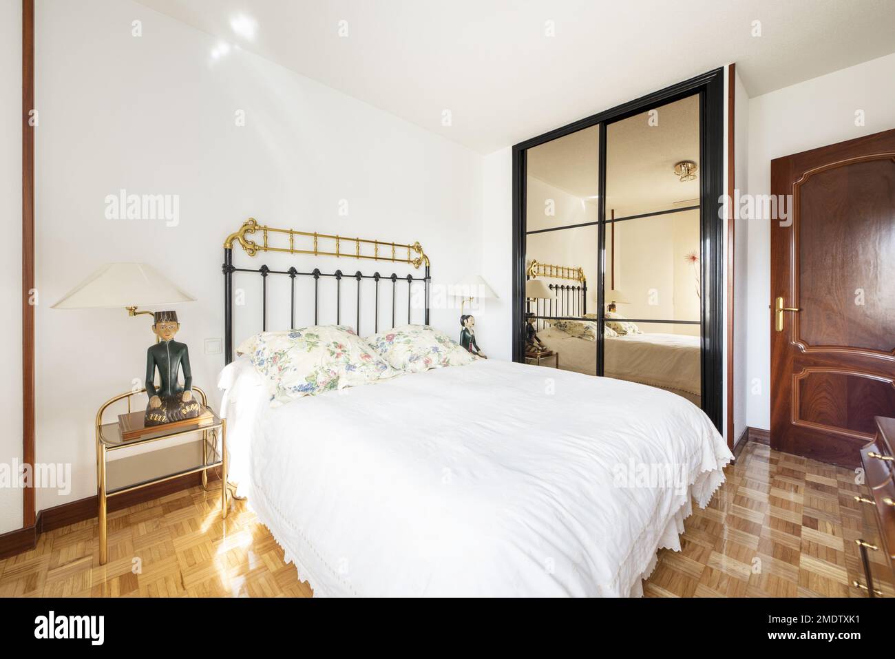 Par de sillones y camas individuales en el dormitorio amarillo Fotografía  de stock - Alamy