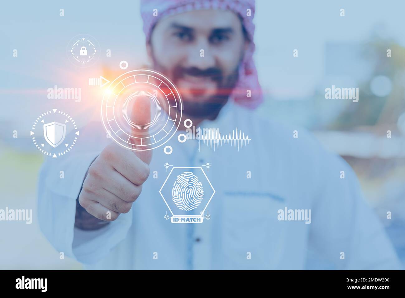 Hombre árabe feliz con la tecnología de escaneo de dedos para el sistema de protección de seguridad de datos personales Foto de stock